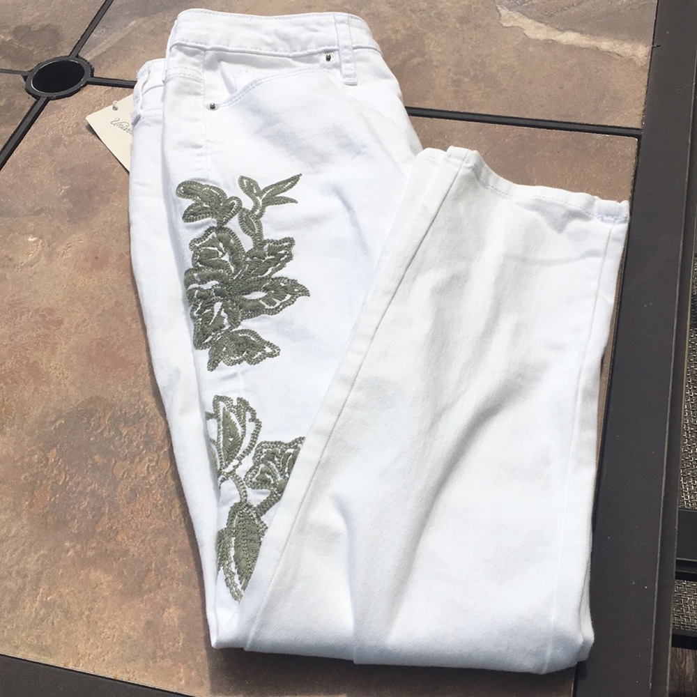 👖NWT Universal Thread Embroidered Crop Jeans👖 - Picture 2 of 6